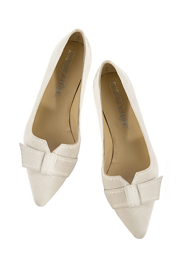 Off white women's dress pumps, with a knot on the front. Tapered toe. Low flare heels. Top view - Florence KOOIJMAN